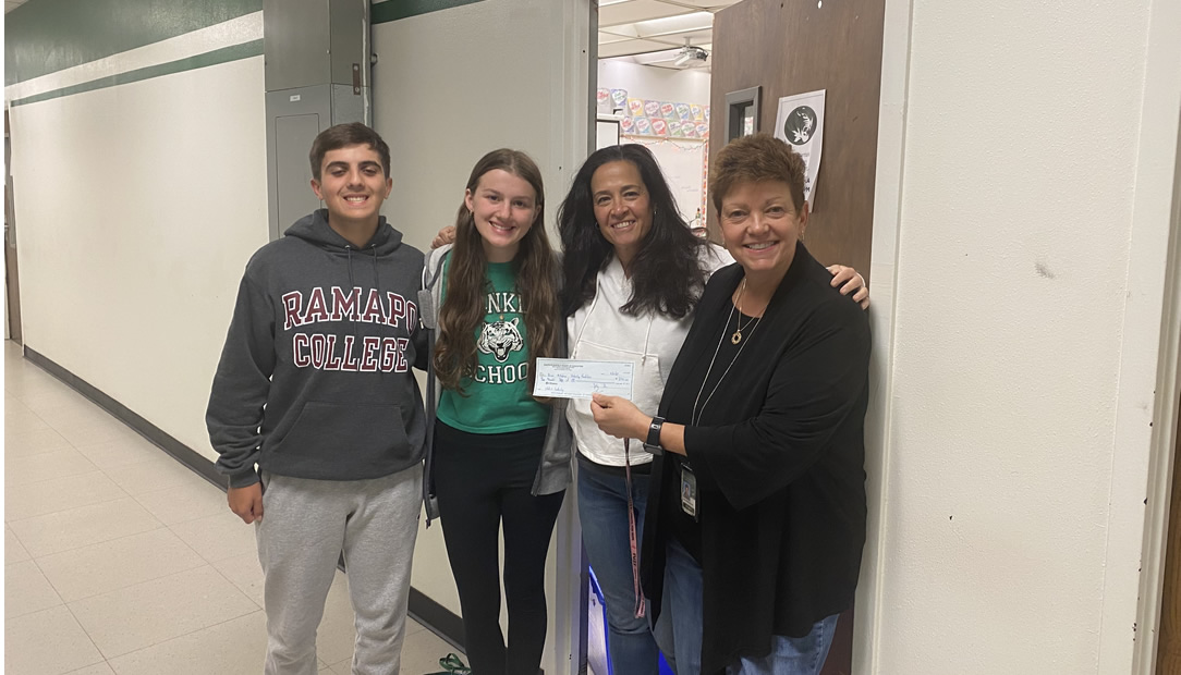 SPHS student leadership donation